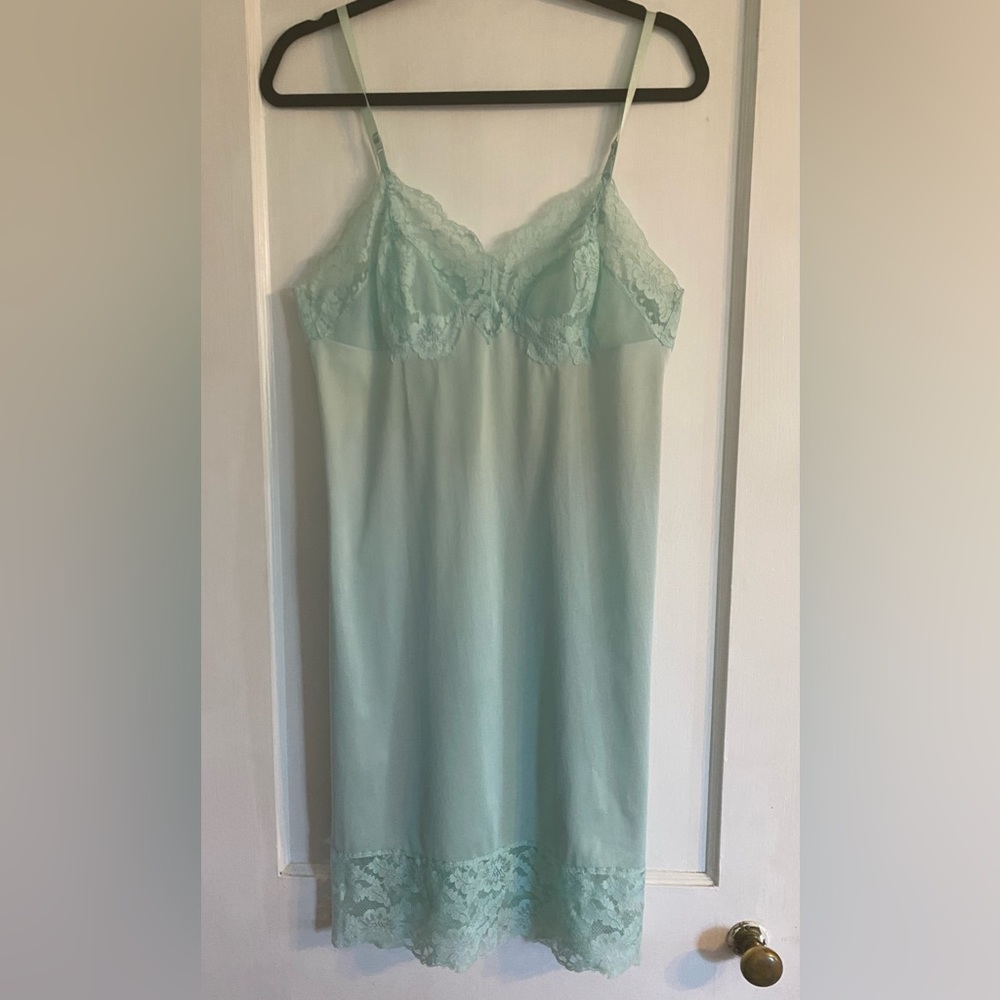 Vintage Vanity Fair mint green chemise slip nightgown with lace detailing. 36/M - Picture 10 of 10